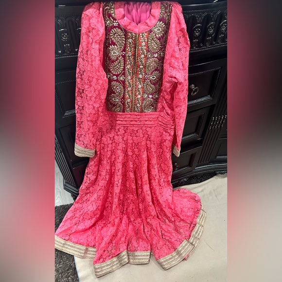 Custom made Indian party wear dress.  comes with pink stole .   Size US- S - Picture 2 of 4